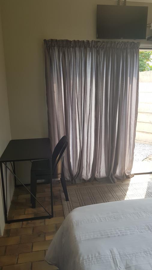 Favour Guest House โพเลอกวาเน ภายนอก รูปภาพ